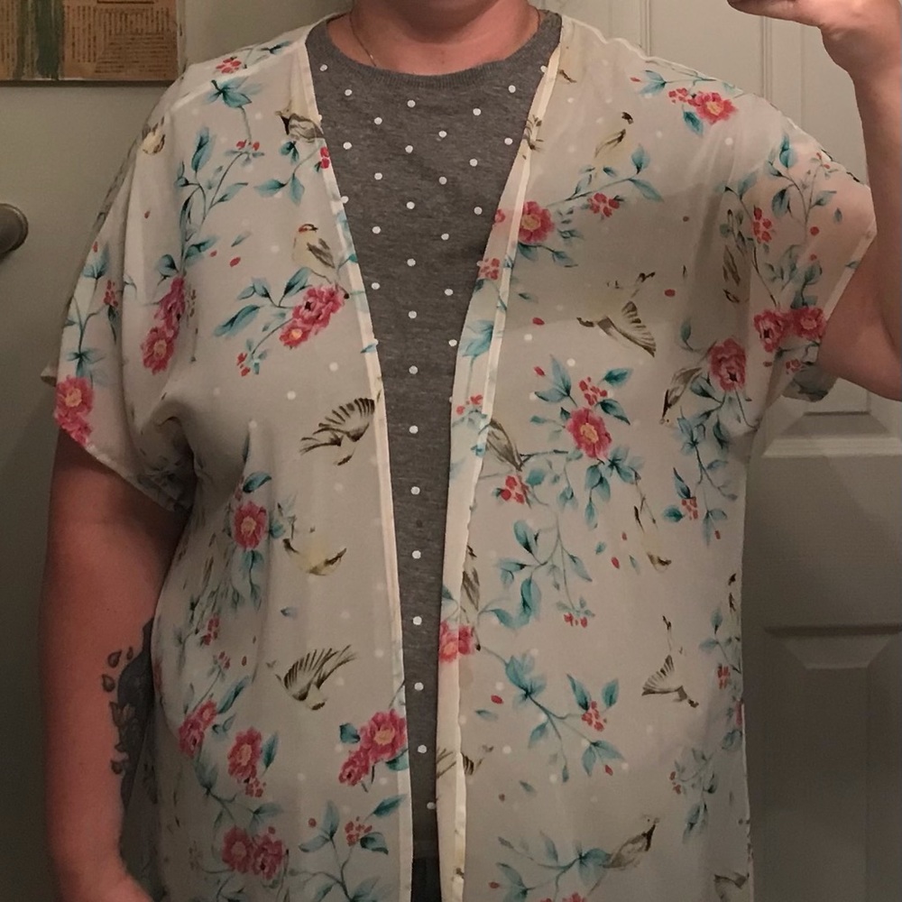 Like new Torrid sheer white floral ruana size 2/3